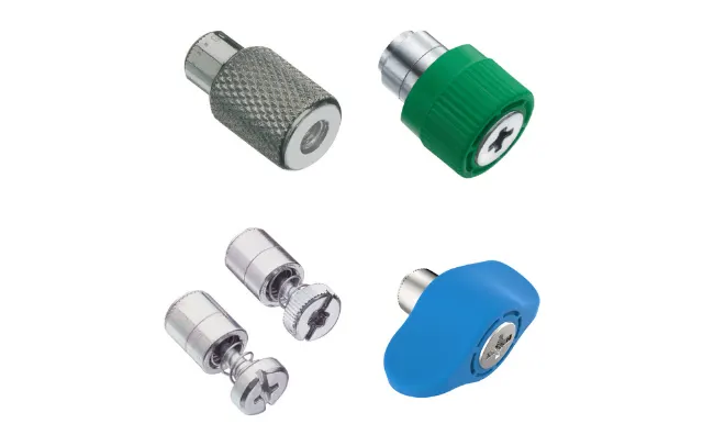 Fünf verschiedene Southco-Klemmschrauben, darunter eine grüne und eine blaue Klemmschraube auf weißem Hintergrund.