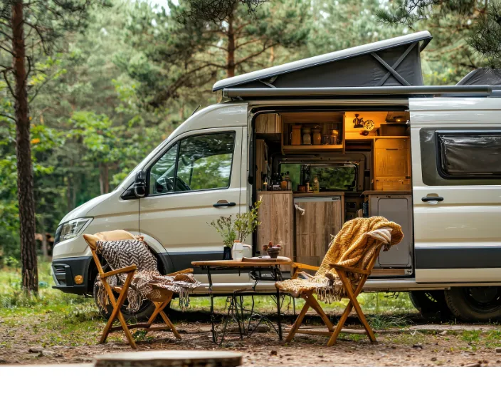 Wohnmobil mit geöffneter Seitentür in Waldkulisse, zeigt Southco-Verschlusslösungen.
