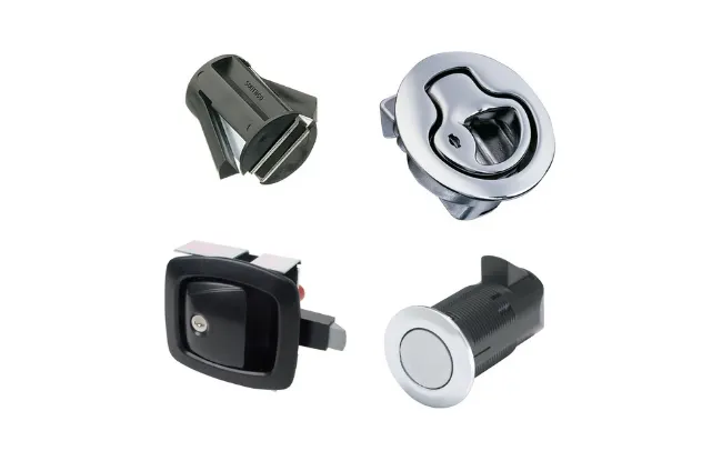 Vier verschiedene Arten von Southco-Metall- und Kunststoff-Druckverschlüssen auf weißem Hintergrund.