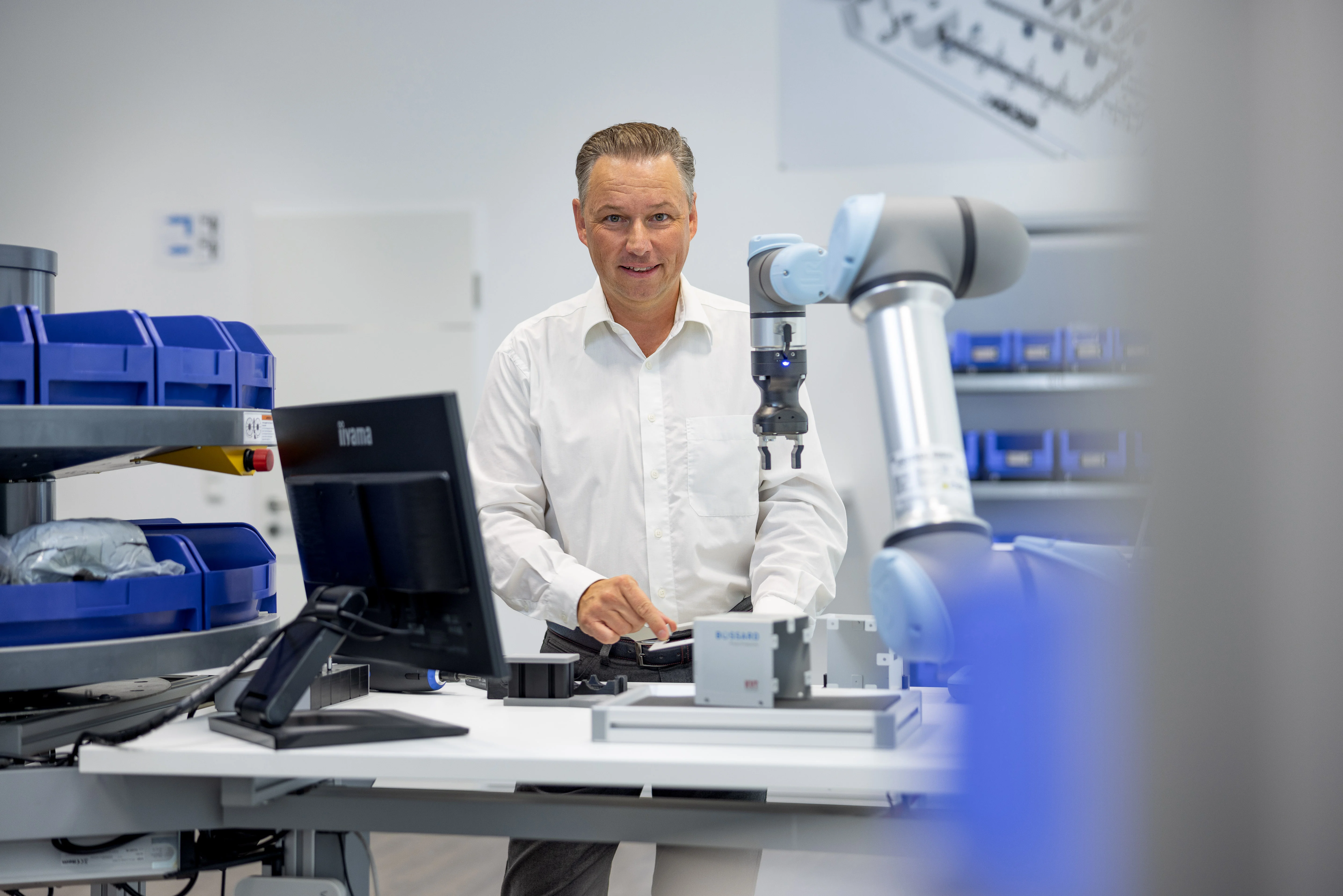 Unser Anwendungstechniker Christian Lehner an der Smart Factory Assembly-Station im Bossard Experience Center in Linz.