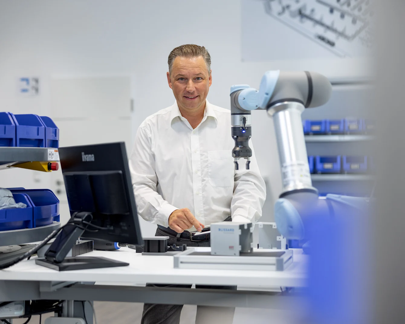 Unser Anwendungstechniker Christian Lehner an der Smart Factory Assembly-Station im Bossard Experience Center in Linz.