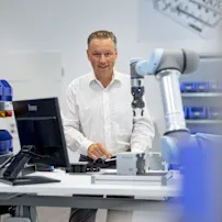 Unser Anwendungstechniker Christian Lehner an der Smart Factory Assembly-Station im Bossard Experience Center in Linz.