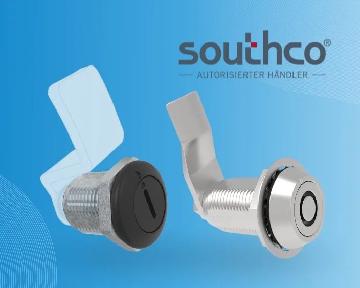 Zwei metallische Kompressionsverschlüsse mit Gewinde und Riegelzunge auf blauem Hintergrund. Links Variante mit schwarzem Schlitzkopf und transparenter Schutzkappe, rechts silberner Verschluss mit gebogener Riegelzunge. Oben rechts Southco® Logo