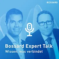 Porträt von Kay Brenning und Matthias Dorner vor einem blauen Hintergrund mit Klangwellen und Mikrofon-Symbol.