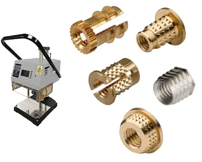 Verschiedene Gewindeeinsätze aus Messing für Kunststoffanwendungen, neben einer Einpressmaschine.