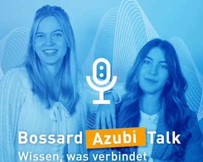 Auszubildende Lilli Klarer und Deniz Kara von Bossard Deutschland lächeln in die Kamera. Das Podcast-Keyvisual „Bossard Azubi Talk – Wissen, was verbindet“ zeigt sie vor blauem, grafischem Hintergrund mit Mikrofon-Symbol.