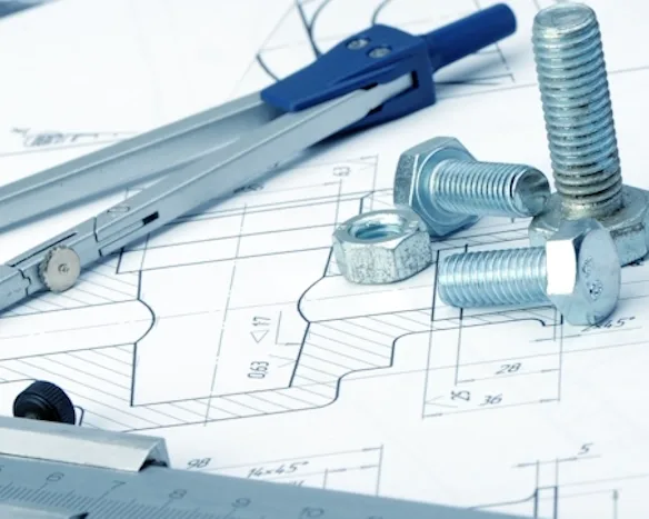 Nahaufnahme von Schrauben, Muttern und technischen Zeichengeräten.