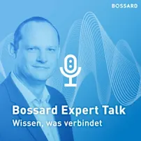 Porträt von Daniel Schäfer vor einem blauen Hintergrund mit Klangwellen und Mikrofon-Symbol