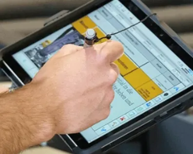 Nahaufnahme einer Hand mit Stift auf einer digitalen Tablet-Oberfläche