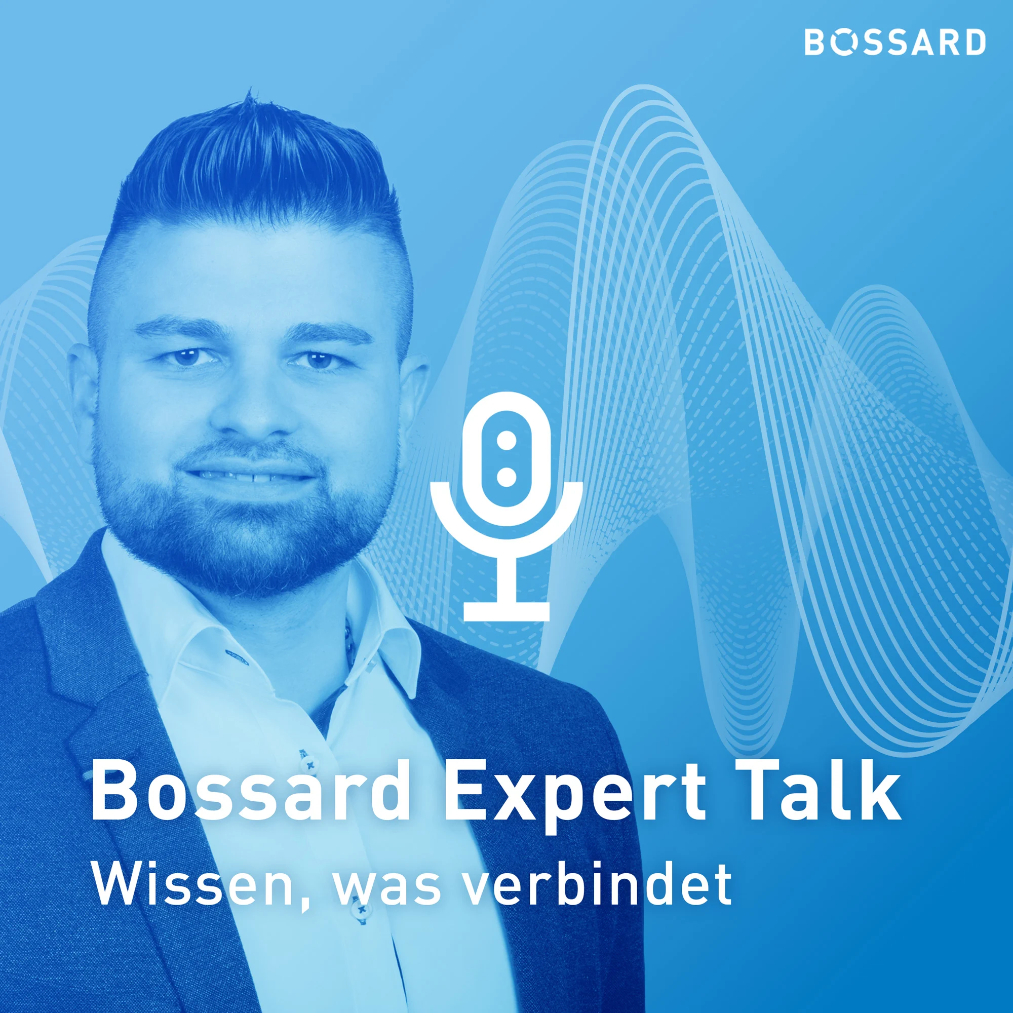 Bossard Expert Talk Schriftzug, Portrait von Jan Oelmaier, halbtransparent auf einem blauen Hintergrund, ein Mikrofon Icon zentriert in der Bildmitte