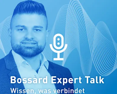 Bossard Expert Talk Schriftzug, Portrait von Jan Oelmaier, halbtransparent auf einem blauen Hintergrund, ein Mikrofon Icon zentriert in der Bildmitte