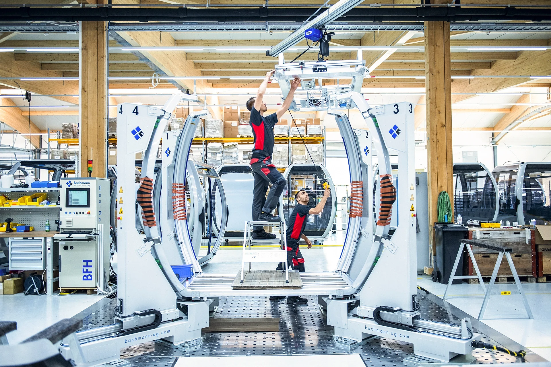 Techniciens travaillant sur une cabine CWA dans une installation de fabrication moderne