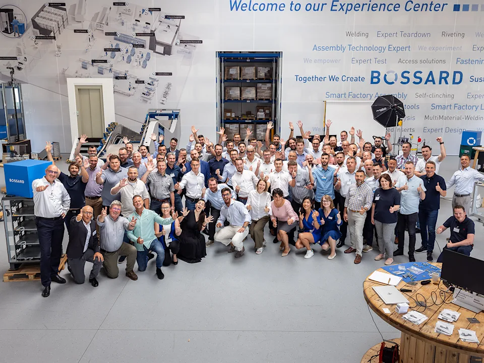 A Bossard csapat tagjai az Experience Centerben.