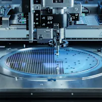 Các tấm silicon đang được chiết xuất bởi máy bán dẫn wafer.