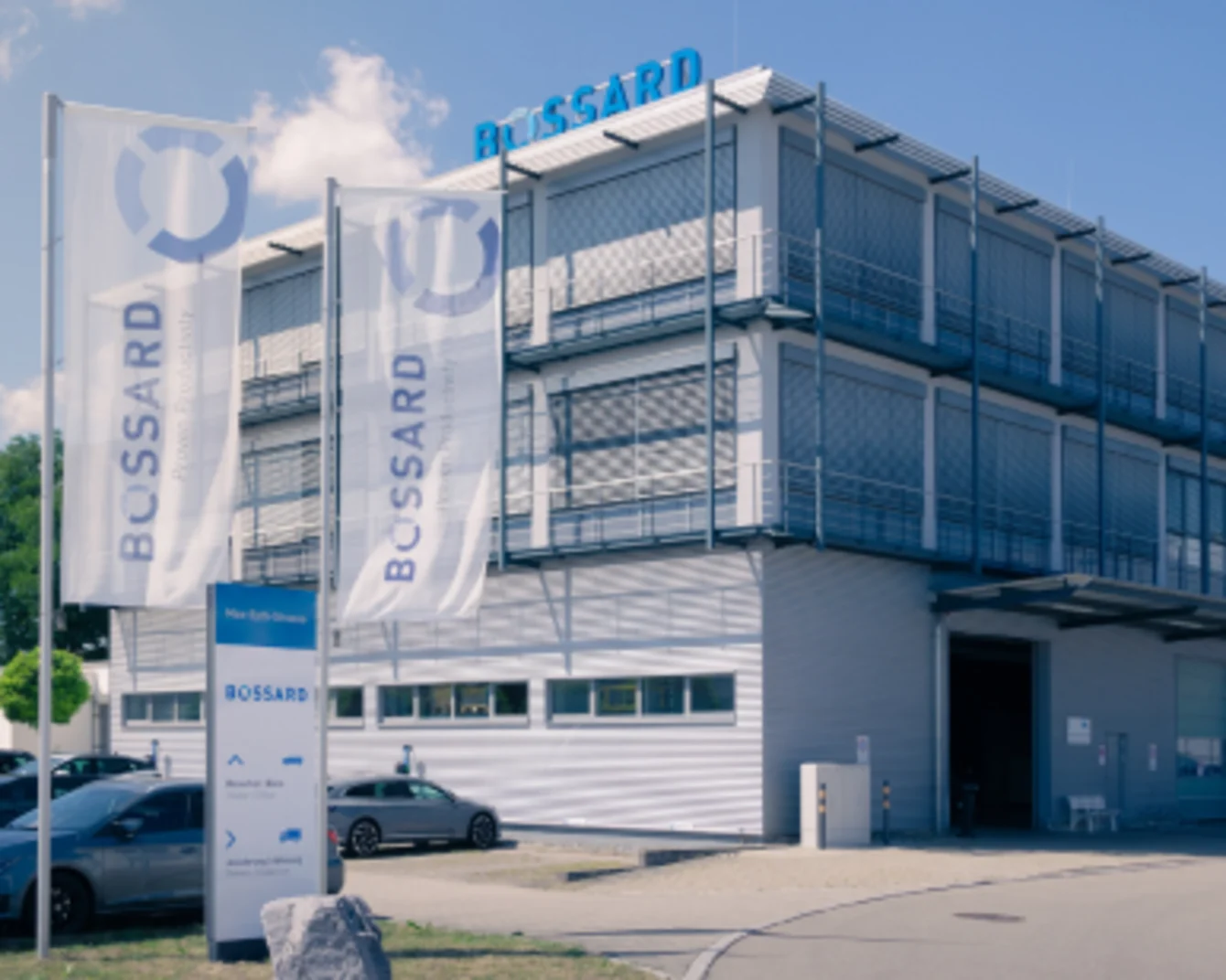 Bossard Deutschland Standort in Illerrieden mit Firmengebäude und Flaggen