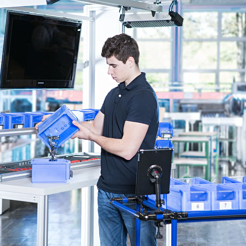 Vandspideren sikrer uafbrudt produktion ved at genopfylde beholderne ved arbejdsstationen.