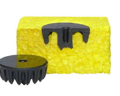 Ein MultiMaterial-Welding LiteWWeight zEPP fastener vor einem Ausschnitt eines installierten fasteners in gelbem Styropor.