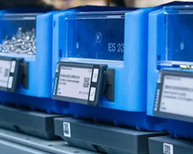 Nahaufnahme von intelligenten Lagerbehältern mit digitalen Etiketten in einem Lager