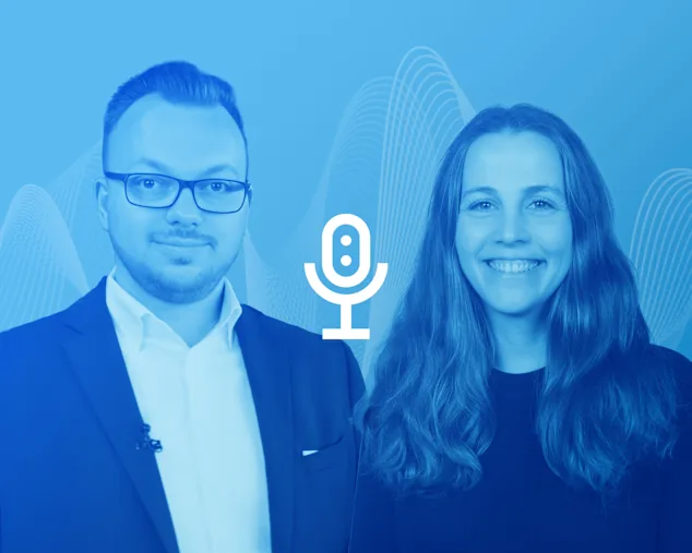 Tobias Engelberg und Maja Matzke vor Hintergrund mit blauen Klangwellen und Claim Wissen, was verbindet.