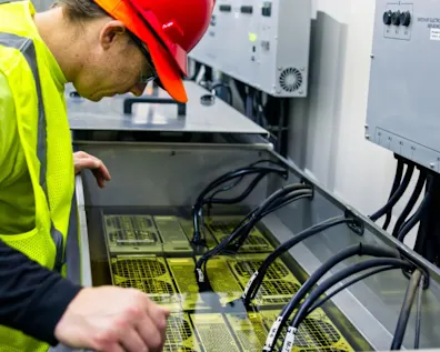 Un hombre observando una configuración de refrigeración líquida de centro de datos de alto rendimiento