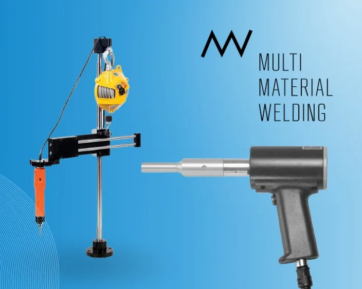 Zwei Werkzeuge für Multi Material Welding vor blauem Hintergrund, links mit Balancer, rechts Handgerät