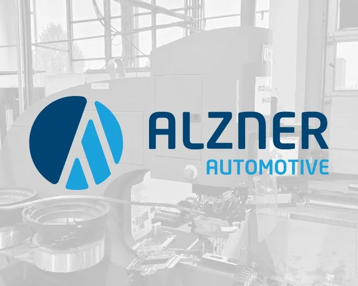 Alzner Automotive Logo in Blau auf halbtransparentem Hintergrund mit einer Haeger® Einpressmaschine im Produktionsumfeld.