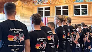 Jugendliche beim Ringer-Jugendaustausch 2026 in schwarzen Team-Shirts mit Deutschland-USA-Motiv und Bossard-Logo.
