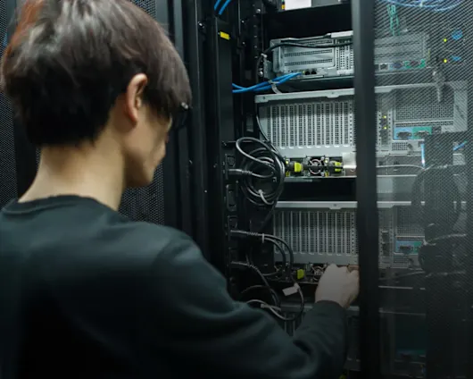 Ein Mann, der mit einem Hochleistungs-Rechenzentrumscomputer arbeitet