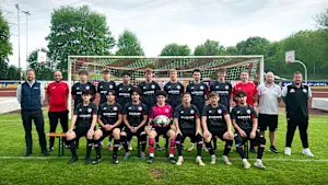 Mannschaftsfoto des SC Vöhringen auf dem Fußballplatz vor einem Tor, mit Spielern und Betreuern in Bossard-Trikots.