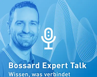 Portrait von Benjamin Braunwart auf blauem Verlaufshintergrund, weißes Mikrofonicon zentriert in Bildmitte, weißer Schriftzug Bossard Expert Talk