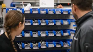 SmartLabel Cloud används på en hylla i produktionsområdet
