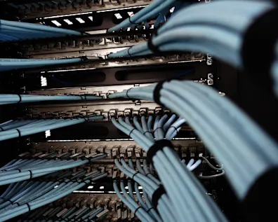 Una fila de servidores de centro de datos con cables ethernet, primer plano