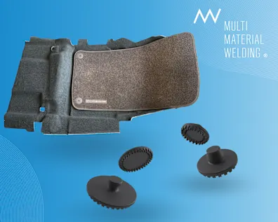 Fahrzeugteppich mit befestigter brauner Fußmatte und vier schwarzen LiteWWeight® Lotus Abalone Clip-Komponenten auf blauem Hintergrund.