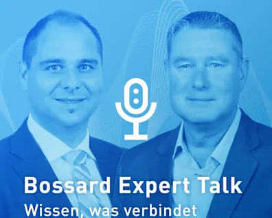 Portrait von Marcus Ritter und Horst Sälzle, blau eingefärbt auf einem blauen Hintergrund mit Wellenlinien. Mittig ein weißes Mikrofon Icon und der Schriftzug "Bossard Expert Talk. Wissen was verbindet". Weißes Bossard Logo im oberen rechten Eck.