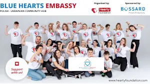 Persone con magliette bianche con il logo della Heart Foundation, che mostrano il HUB della comunità polacco-ucraina.