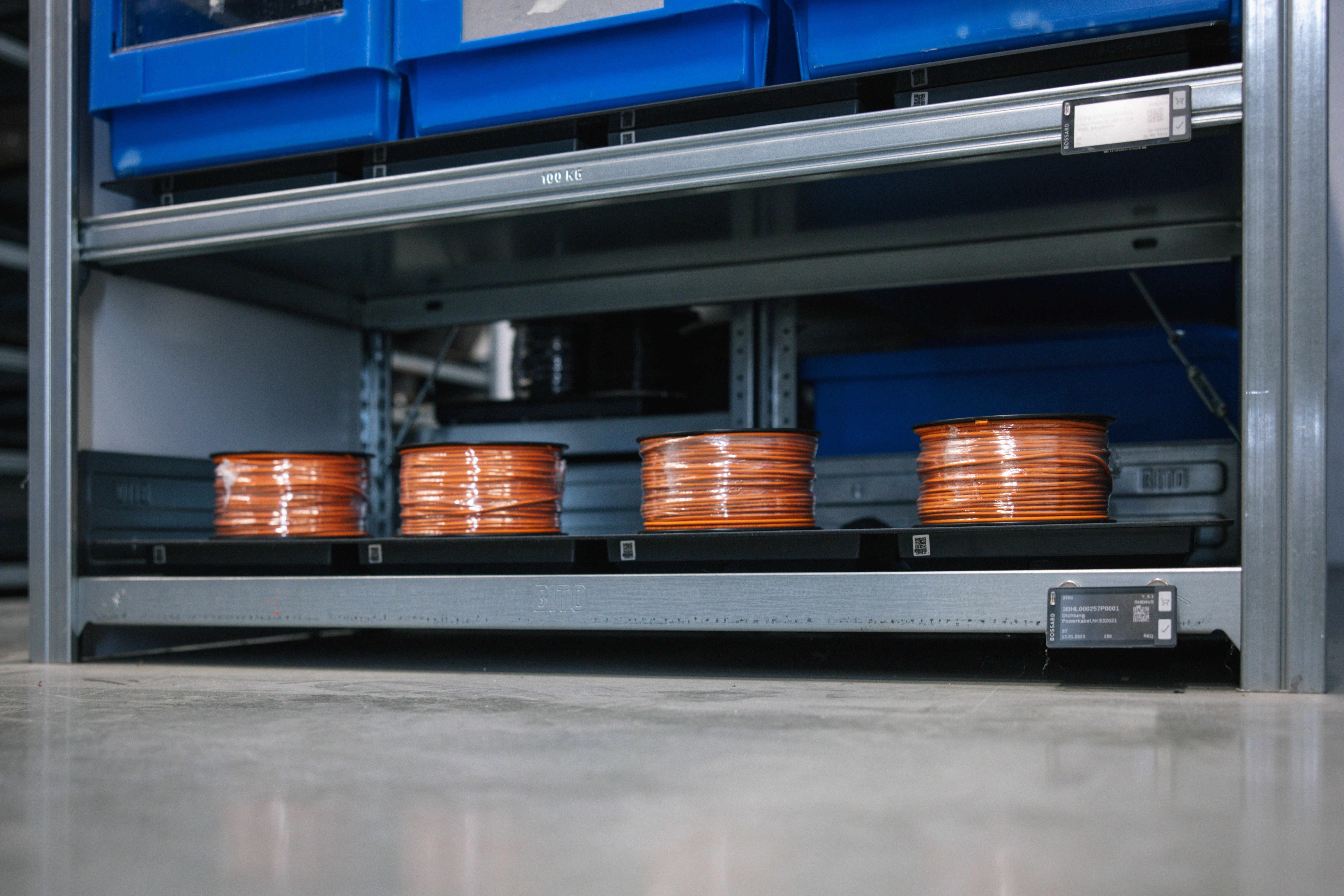 Shelf with scale for bulky goods