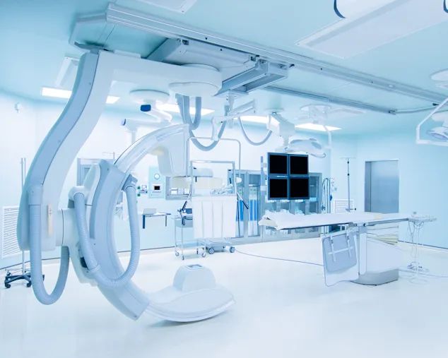 Gecompliceerde medische apparaten in een operatiekamer.
