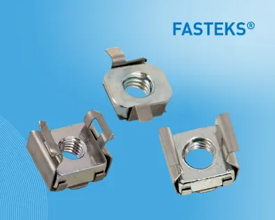 Drei FASTEKS® KLIPKO® Käfigmuttern aus Metall in unterschiedlichen Ausführungen auf blauem Hintergrund. Die Käfigmuttern sind jeweils mit einem Innengewinde und Befestigungselementen zur Montage an Blechen ausgestattet.
