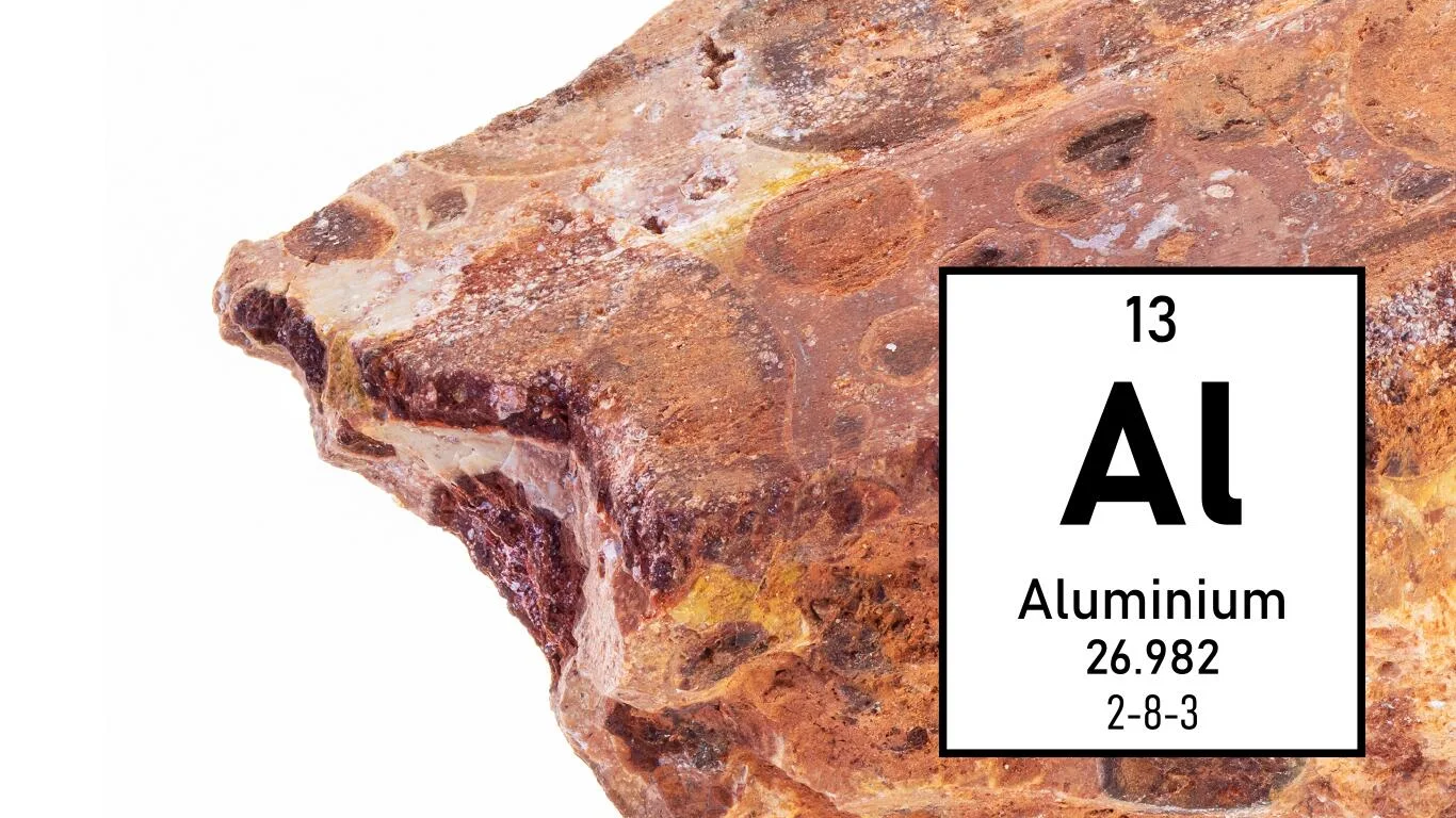 Ezüstfehér elemi alumínium bauxitban, az elemek periódusos rendszeréből származó adatokkal. Kép spektrális elemzéshez.