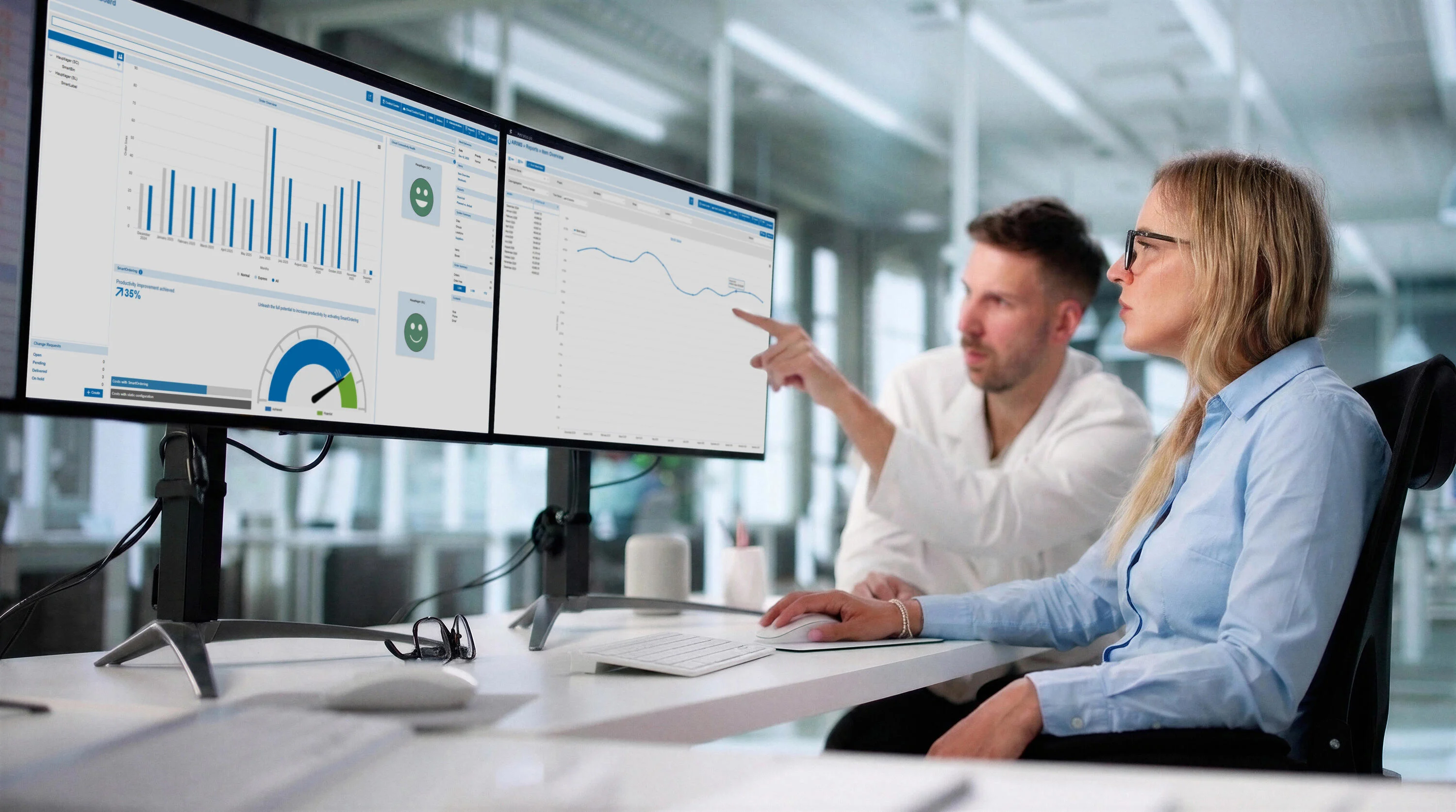 Personer diskuterar materialflödesrapport på skärmen