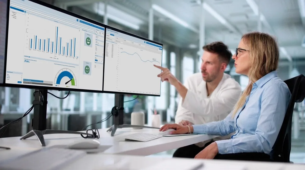 People discussing material flow report on screen