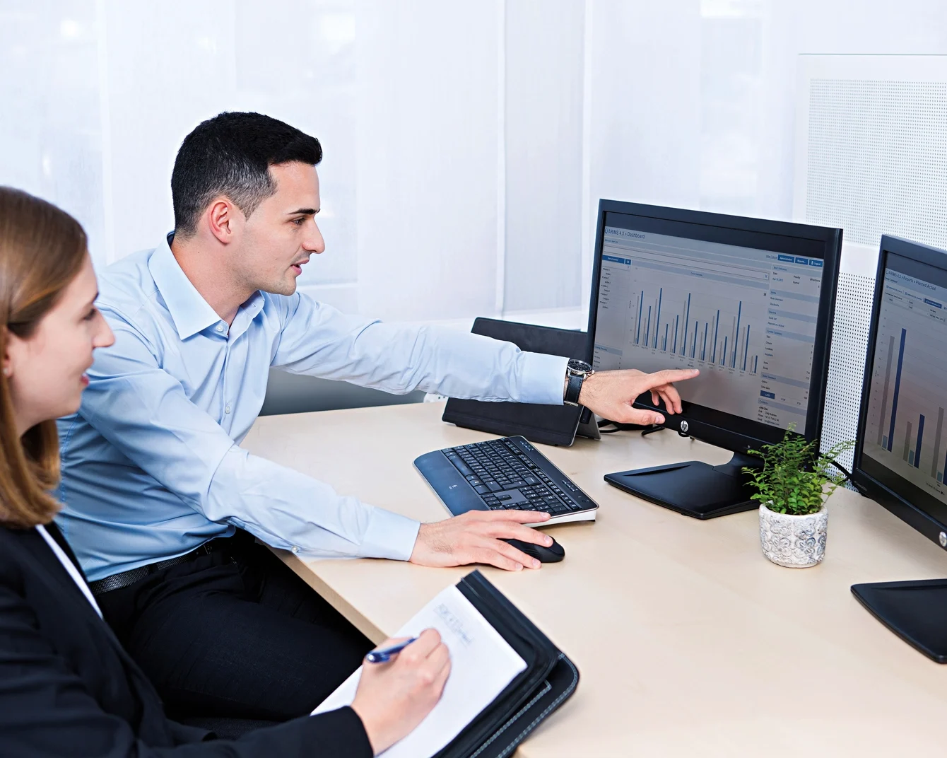 Mọi người thảo luận về báo cáo luồng vật liệu trên màn hình