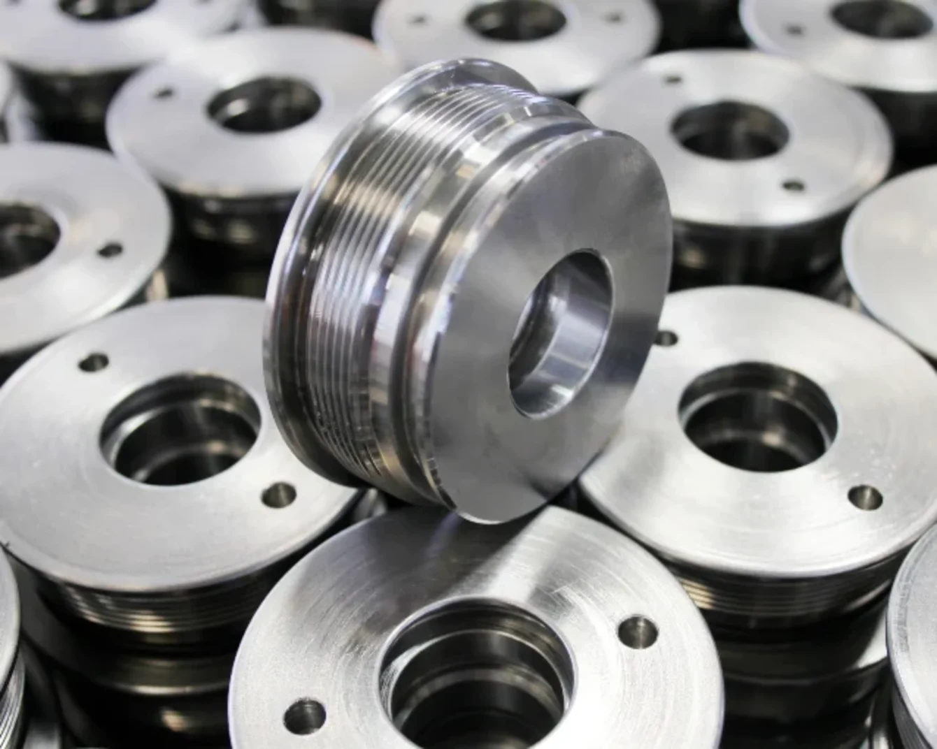 Drejede cylindriske metalemner med drejede gevind