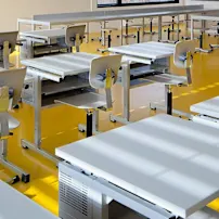 Ein gut eingerichtetes Klassenzimmer mit verschiedenen Tischen und Stühlen, das eine einladende Umgebung für Lernen und Zusammenarbeit schafft.