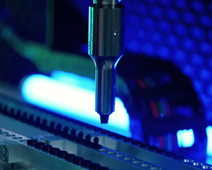 Maschinenanlage für High-Tech-Ultraschall-Schweißprozess für Elektrofahrzeugkomponenten.