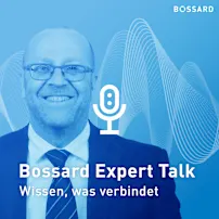Blaugefärbtes Portrait von Walter Scharpf auf blauem Hintergrund. Weißes Mikrofon Icon im Zentrum, darunter Schrift „Bossard Expert Talk – Wissen, was verbindet“. Im Hintergrund Amplitude weiß.