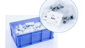 Une grande boîte en plastique bleue contenant différents ensembles de montage et kits d'accessoires