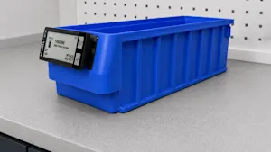 Bac de stockage en plastique bleu avec étiquette intelligente affichant les informations produit.
