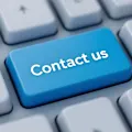 Blaue „Contact us“-Taste auf einer Computertastatur, Symbol für Kontaktaufnahme.