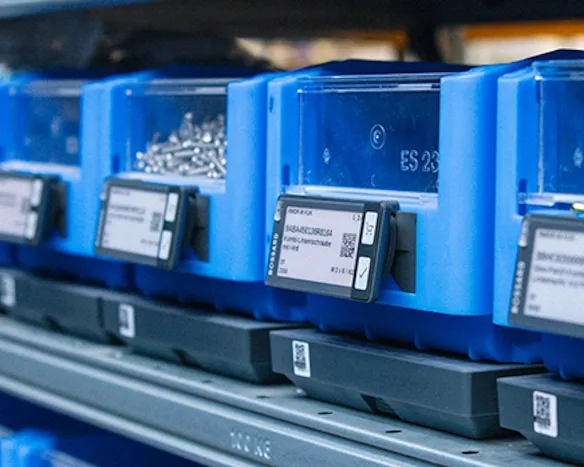 Nahaufnahme eines blauen Smart-Bin-Lagersystems mit digitalen Etiketten